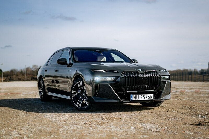 Szary (metalik) Używany 2023 BMW 320 Sedan/Limuzyna | 445 999 zł - Obraz 1/4