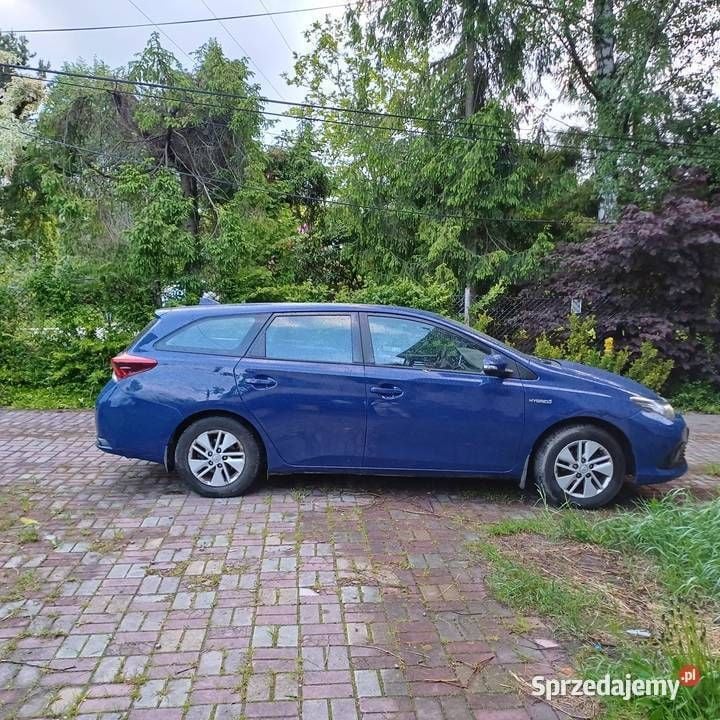 Używany Toyota Auris Hybrid 2018 Granatowy Kombi