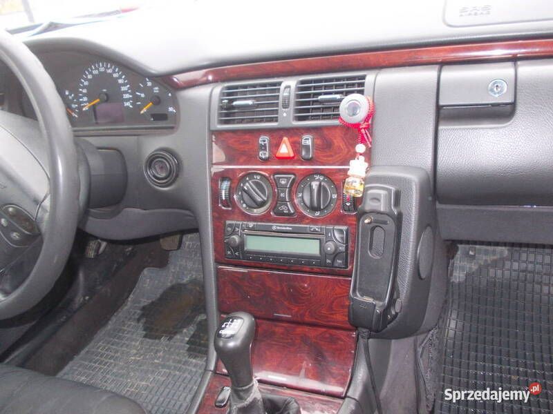 Używany Mercedes E220 2001