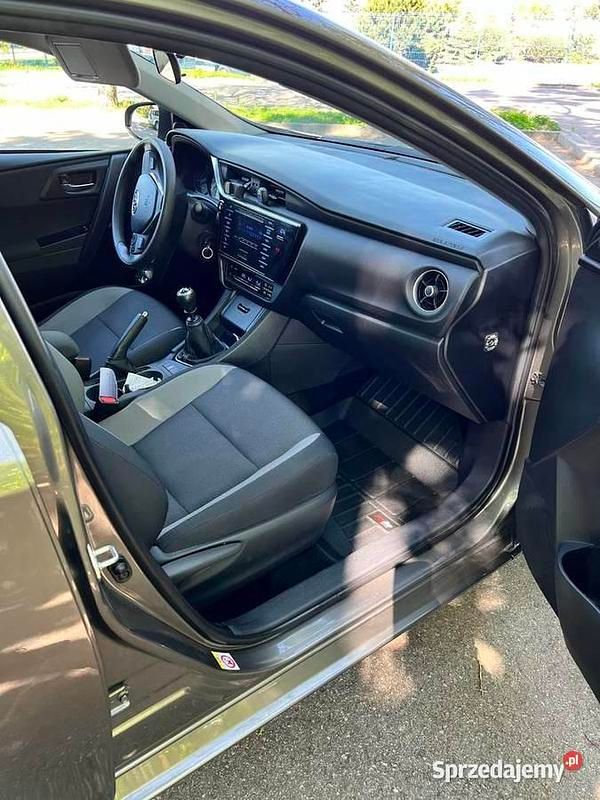 Używany Toyota Auris 132 KM (97 kW) 2018 Brązowy Hatchback