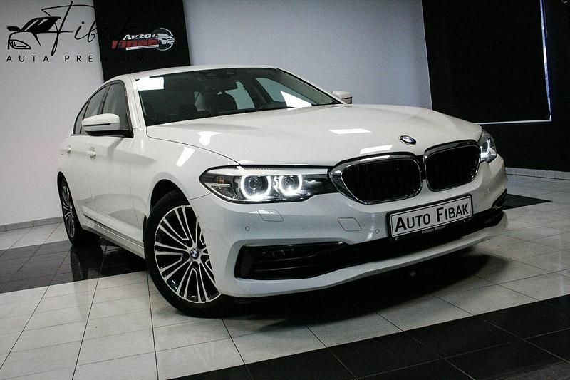 Biały Używany 2019 BMW 520 Sport Line Sedan/Limuzyna | 112 500 zł (Super Cena) - Obraz 1/4