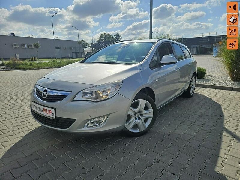 Srebrny Używany 2012 Opel Astra Kombi | 19 900 zł (Dobra cena) - Obraz 1/4