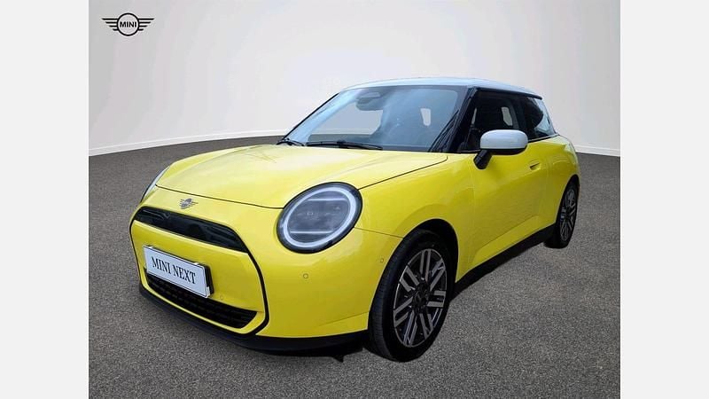 Sunny side yellow Używany 2023 Mini Cooper Hatchback | 128 900 zł - Obraz 1/4