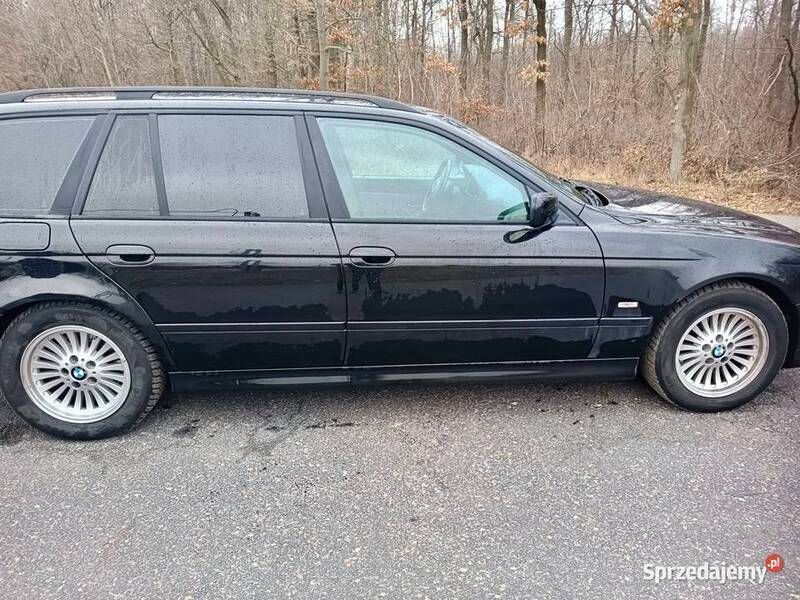 Czarny Używany 2002 BMW 520 Kombi | 14 800 zł (Uczciwa cena) - Obraz 1/4