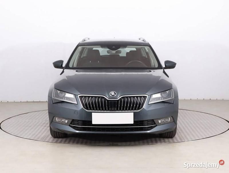 Szary Używany 2018 Skoda Superb Kombi | 77 499 zł (Uczciwa cena) - Obraz 1/4