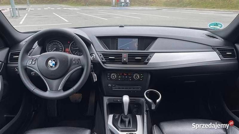 Czarny Używany 2010 BMW X1 SUV | 33 950 zł (Uczciwa cena) - Obraz 1/4