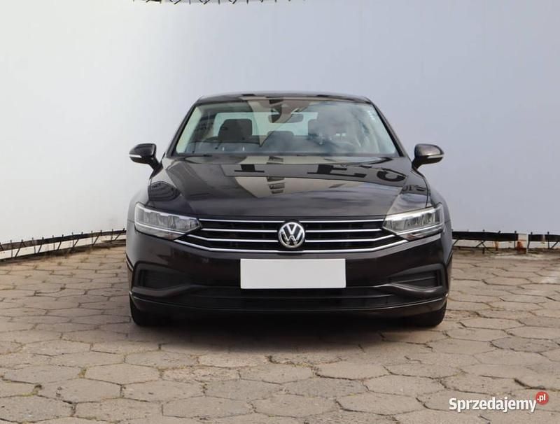 Brązowy Używany 2020 VW Passat Sedan/Limuzyna | 60 999 zł (Uczciwa cena) - Obraz 1/4