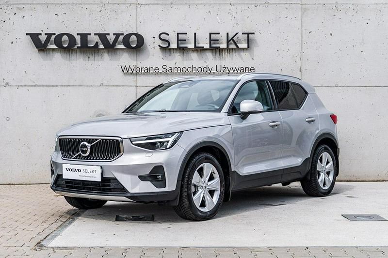 Szary (metalik) Używany 2023 Volvo XC40 SUV | 152 900 zł (Uczciwa cena) - Obraz 1/4