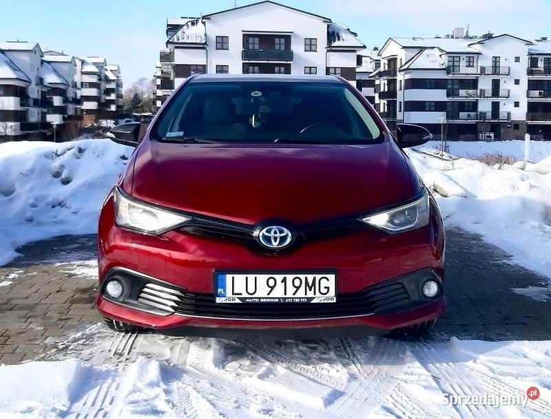 Używany Toyota Auris Hybrid 2017 Bordowy Hatchback