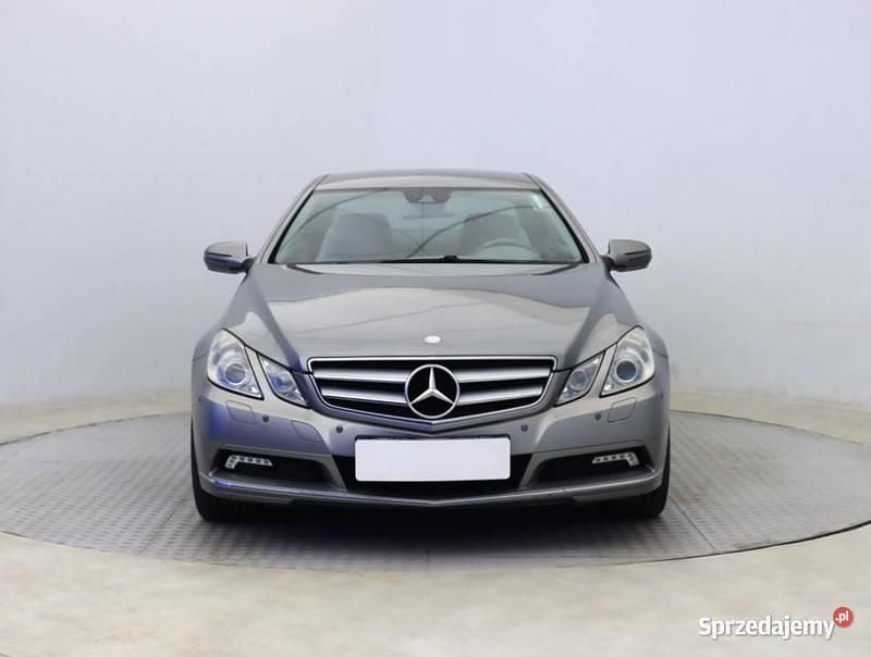 Szary Używany 2009 Mercedes E250 Coupe | 31 500 zł - Obraz 1/4