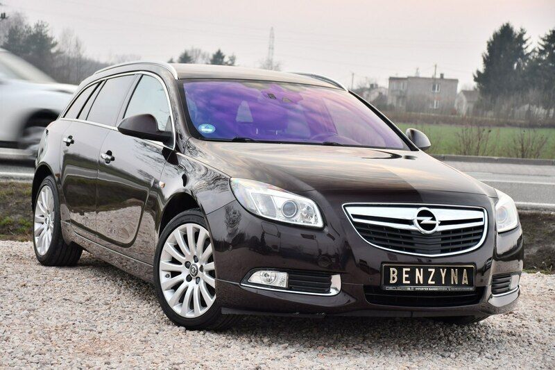 Używany Opel Insignia 250 KM (183 kW) 2013 Brązowy (metalik, perła) Kombi