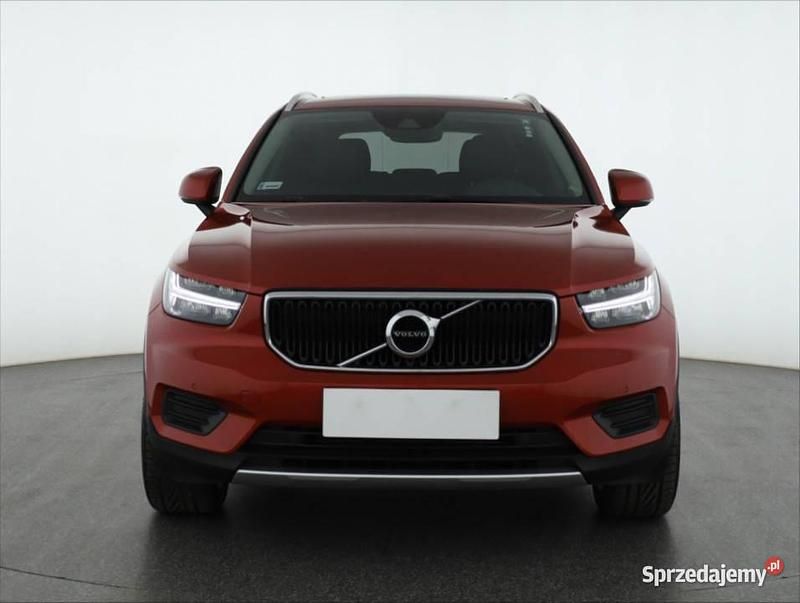 Czerwony Używany 2018 Volvo XC40 SUV | 92 999 zł (Uczciwa cena) - Obraz 1/4