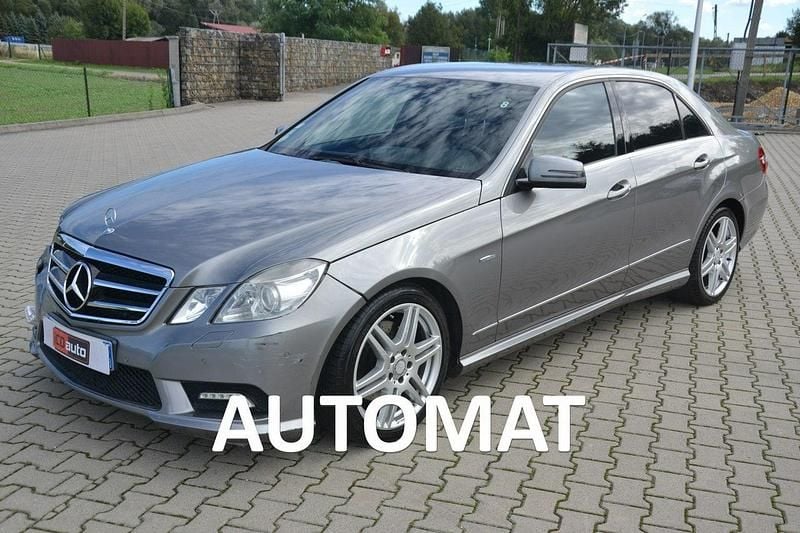 Srebrny Używany 2011 Mercedes E220 AMG Sedan/Limuzyna | 29 500 zł - Obraz 1/4