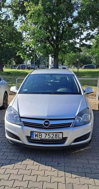 Srebrny Używany 2012 Opel Astra Classic Kombi | 14 900 zł - Obraz 1/4