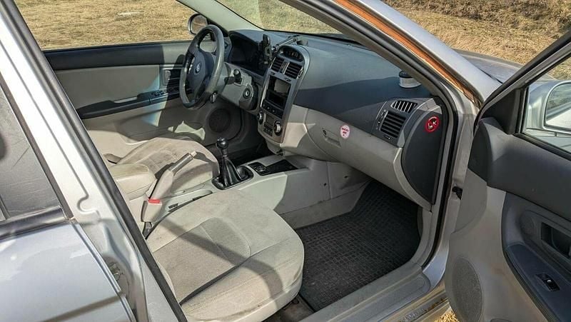 Używany Kia Cerato 2005 Srebrny Sedan/Limuzyna