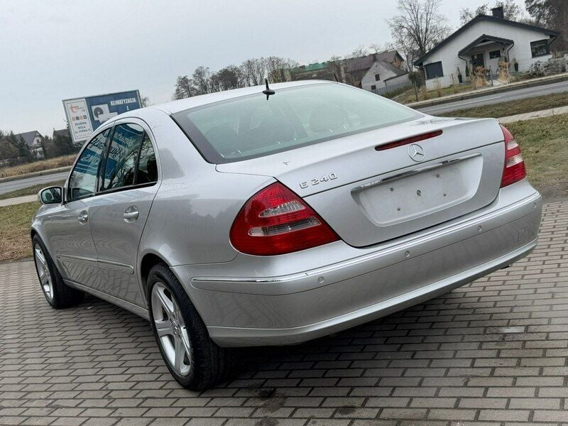 Używany Mercedes E240 180 KM (132 kW) 2003 Srebrny (metalik) Sedan/Limuzyna