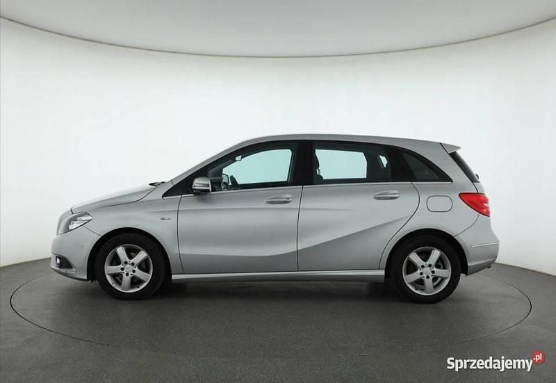 Używany Mercedes B180 122 KM (89 kW) 2011 Srebrny Minivan