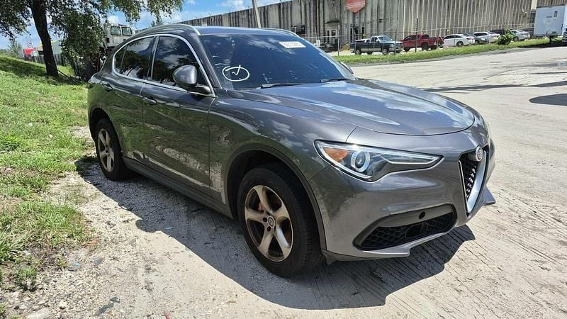 Szary Używany 2018 Alfa Romeo Stelvio SUV | 38 500 zł - Obraz 1/4