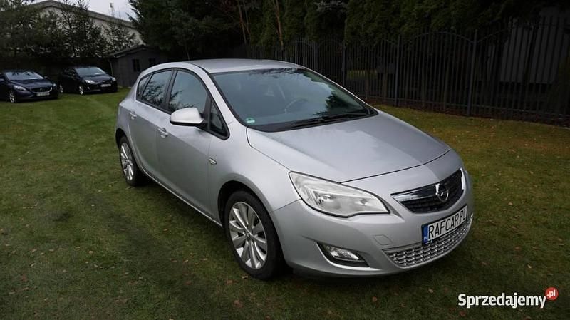 Używany Opel Astra 115 KM (84 kW) 2010 Srebrny (metalik) Hatchback