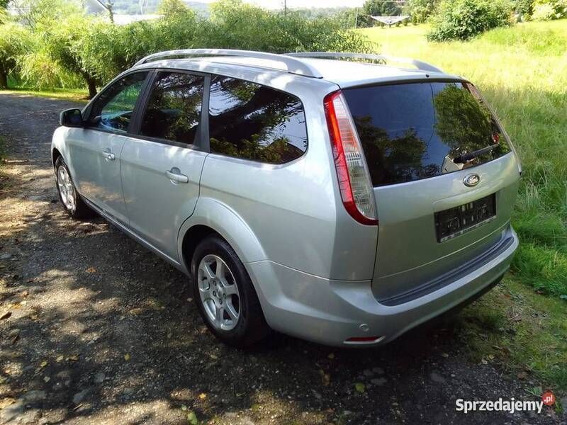 Używany Ford Focus 2010 Srebrny Kombi