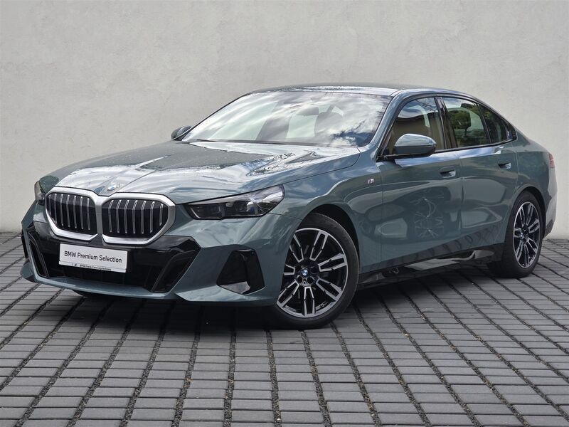 Zielony cape york metalizowany Używany 2024 BMW 520 Shadowline Sedan/Limuzyna | 234 900 zł (Super Cena) - Obraz 1/3