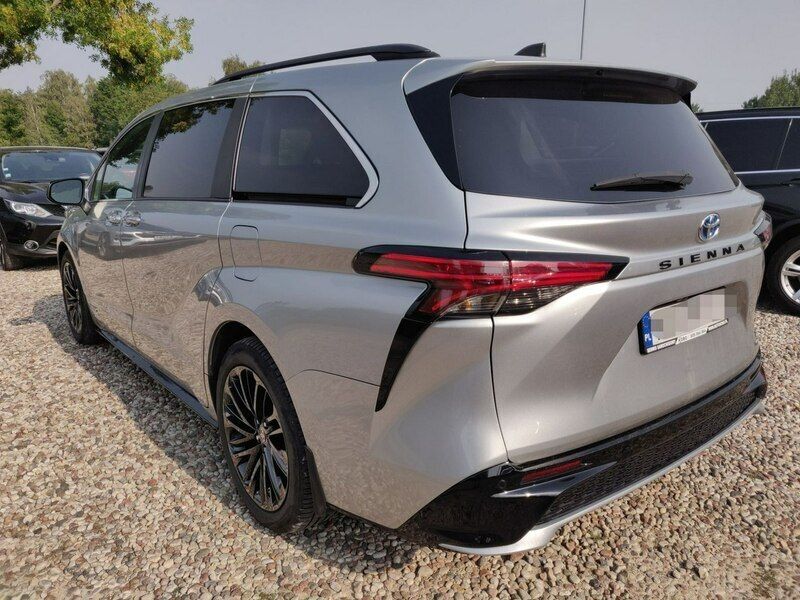 Używany Toyota Sienna 245 KM (180 kW) 2021 Szary (metalik) Minivan