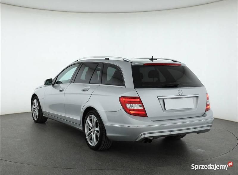 Używany Mercedes C180 156 KM (114 kW) 2011 Srebrny Kombi