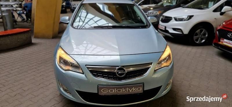 Niebieski jasny (metalik) Używany 2010 Opel Astra Hatchback | 21 500 zł (Uczciwa cena) - Obraz 1/4