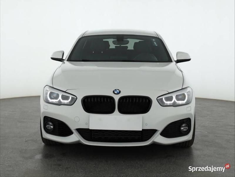 Biały Używany 2018 BMW 118 Hatchback | 66 999 zł (Uczciwa cena) - Obraz 1/4