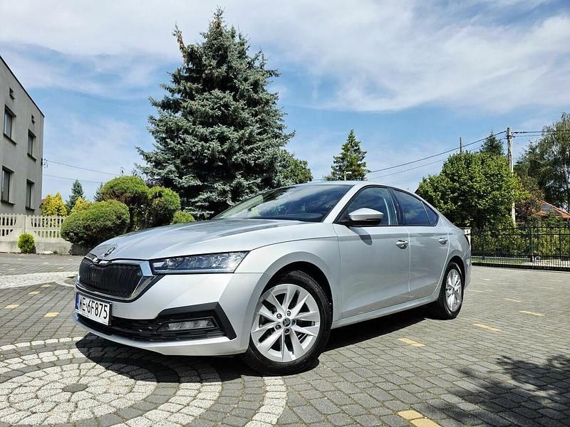 Używany Skoda Octavia Ambition 150 KM (110 kW) 2022 Srebrny Sedan/Limuzyna