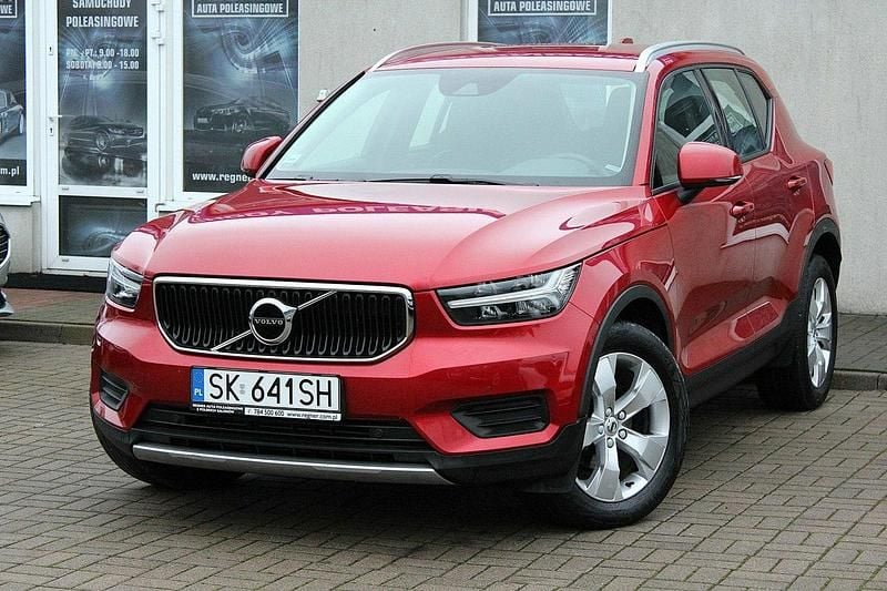 Używany Volvo XC40 Momentum 163 KM (119 kW) 2020 Bordowy (metalik) SUV