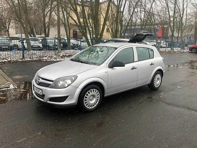 Srebrny Używany 2011 Opel Astra Hatchback | 14 999 zł (Super Cena) - Obraz 1/4