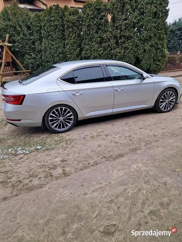 Używany Skoda Superb LAURIN & KLEMENT 2016 Srebrny Sedan/Limuzyna