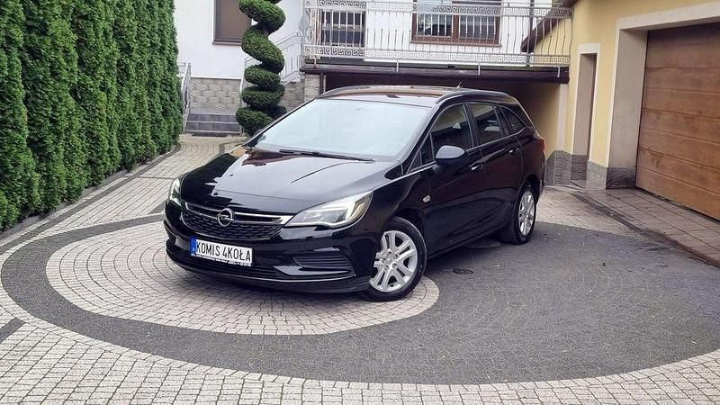 Czarny (metalik) Używany 2016 Opel Astra Kombi | 29 900 zł (Uczciwa cena) - Obraz 1/4