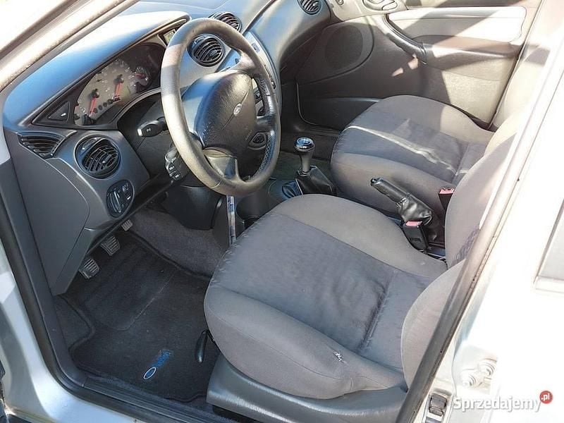 Używany Ford Focus 2001 Srebrny Hatchback
