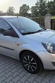Używany Ford Fiesta 60 KM (44 kW) 2007 Srebrny Hatchback