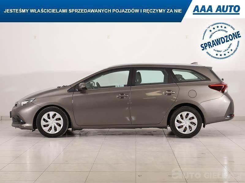 Używany Toyota Auris 99 KM (72 kW) 2017 Srebrny