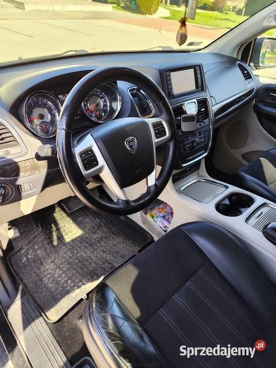 Czarny Używany 2014 Lancia Voyager Minivan | 48 000 zł - Obraz 1/4