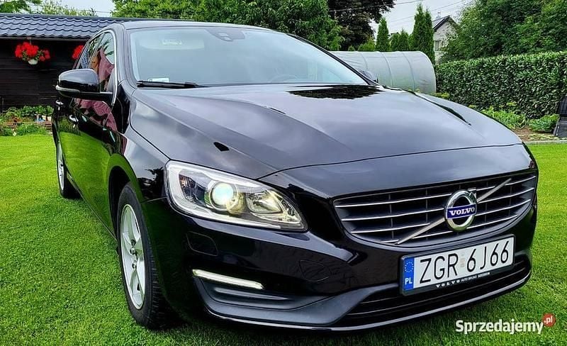 Czarny Używany 2017 Volvo V60 Momentum Kombi | 52 900 zł (Uczciwa cena) - Obraz 1/4