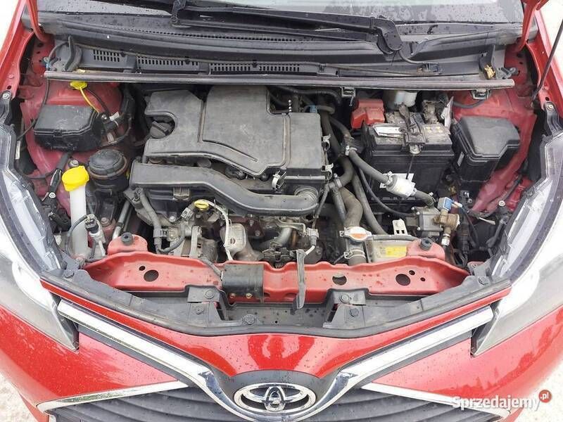 Używany Toyota Yaris 2016 Czerwony Sedan/Limuzyna