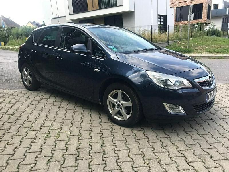 Niebieski Używany 2011 Opel Astra Hatchback | 16 500 zł (Dobra cena) - Obraz 1/4