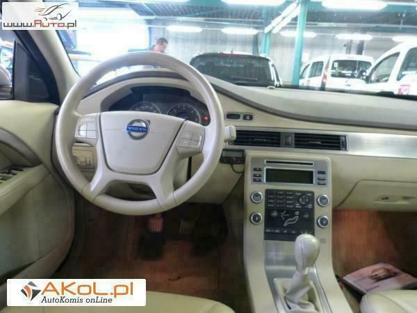 Używany Volvo V70 109 KM (80 kW) 2010 Beżowy Kombi