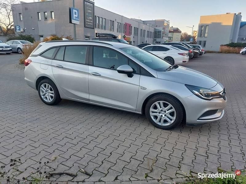 Srebrny Używany 2017 Opel Astra Kombi | 25 900 zł (Dobra cena) - Obraz 1/4