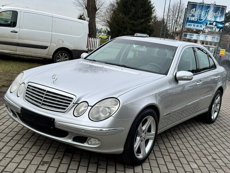 Używany Mercedes E240 180 KM (132 kW) 2003 Srebrny (metalik) Sedan/Limuzyna
