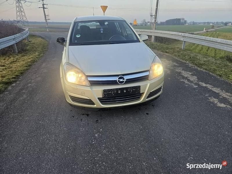 Używany Opel Astra 105 KM (77 kW) 2004 Złoty Hatchback