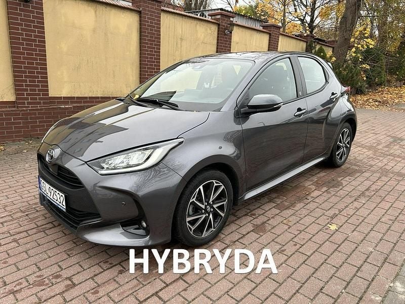 Szary (metalik) Używany 2022 Toyota Yaris Hybrid Hatchback | 69 900 zł (Uczciwa cena) - Obraz 1/4