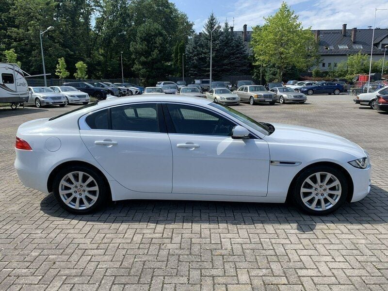 Używany Jaguar XE 180 KM (132 kW) 2016 Biały Sedan/Limuzyna