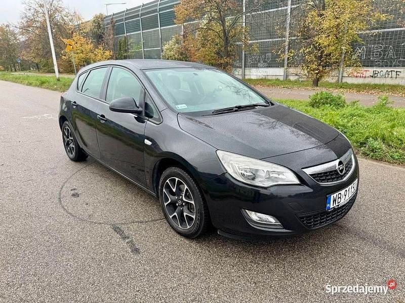 Czarny Używany 2011 Opel Astra Hatchback | 22 900 zł (Uczciwa cena) - Obraz 1/4