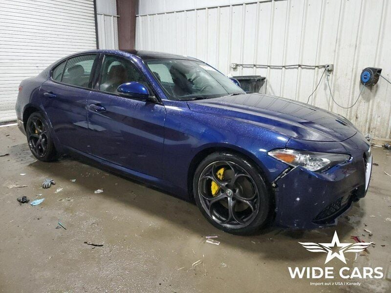 Niebieski (metalik) Używany 2018 Alfa Romeo Giulia Sedan/Limuzyna | 39 999 zł - Obraz 1/4