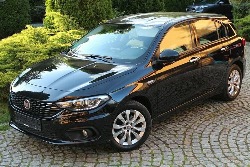 Czarny Używany 2017 Fiat Tipo Lounge Hatchback | 33 800 zł (Super Cena) - Obraz 1/4
